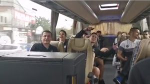 CRNO-BELI AUTOBUS GRMEO NA PUTU DO HUMSKE: Igrači Partizana iznenadili kapitena pred poslednji meč (VIDEO)