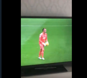 KAKAV DIVLJAK: Šutnuo protivnika pa ‘glumio’ povredu, sudija ga pročitao (VIDEO)