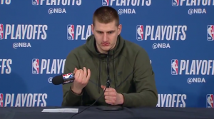 KOMEDIJA SA JOKIĆEM: Prvo se ‘tukao’ sa mikrofonom, pa otkrio recept: ‘Jeo sam, gledao TV, opet jeo, spavao…’ (VIDEO)