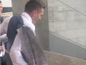 DUĆU POGODILA PESMA, ALI NAVIJAČA: Slavio titulu u prsluku i sa kravatom, a oni završili u publici (VIDEO)