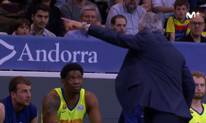 POBESNEO: Kari Pešić oterao igrača u svlačionicu u sred meča (VIDEO)