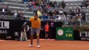 LUD, LUĐI, NIK KIRJOS: Kontroverzni teniser je meč protiv Medvedeva otvorio na nikad viđen način! (VIDEO)