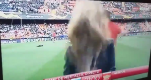 PATOSIRAO JE: Fudbaler Arsenala napucao novinarku u glavu, silan udarac nije izdržala na nogama (VIDEO)