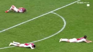 SNIMAK DA SE NAJEŽIŠ: Navijači Ajaksa odbrojavali poslednje sekunde, pa zajecali od muke (VIDEO)