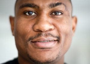 ‘LUĐU’ FRIZURU NIJE IMAO: Leandre Tavamba postao hit na društvenim mrežama – sa čudnom frizurom po nagradu (FOTO-UBOD)