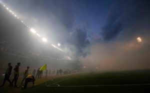 BAKLJADA SA SEVERNE TRIBINE: Navijači Zvezde na par minuta prekinuli utakmicu (VIDEO)