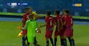 OVO FUDBAL NIJE VIDEO: Sudija priznao pogodak, a lopta na metar od gola! (VIDEO)