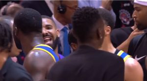 NESVAKIDAŠNJA SCENA: Poznati reper iz prvog reda provocirao igrače Golden Stejta (VIDEO)