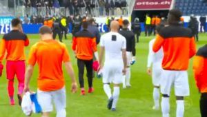 SKANDAL U ŠVAJCARSKOJ: Navijači Grashopersa na sred utakmice skinuli svoje igrače i poslali ih u svlačionicu, utakmica prekinuta (FOTO)