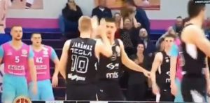 ZA KOŠARKAŠKE SLADOKUSCE: Jaramaz ‘iz svlačionice’ za kraj poluvremena (VIDEO)