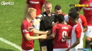 NOVI NESTAŠLUK GELORA KANGE: Vezista neprimerenom gestikulacijom razbeseno igrače i navijače Slavije (VIDEO)