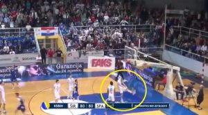 NESVAKIDAŠNJA SCENA U BIH: Umesto da se bori za pobedu, košarkaš deganžirao loptu u publiku (VIDEO)