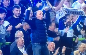 ENGLEZI KAO IGRAČI PARTIZANA: Hit na Vembliju, navijači sa maskama – ali ne Saše Ilića (VIDEO)