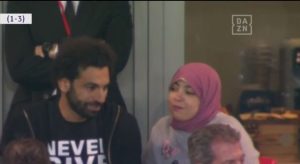 VELIKA BORBA NA ENFILDU: Salah iz lože u centru pažnje zbog majice koju nosi (FOTO-UBOD)