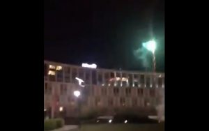 VATROMET DOBRODOŠLICE: Navijači Liverpula buduli igrače Barselone noć pred utakmicu (VIDEO)