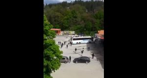 ŽESTOK OBRAČUN NAVIJAČA: Pristalicama Želje se pokvario autobus, a onda su naišli ljuti rivali i nastao je haos (VIDEO)
