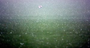 HAOS NA STADIONU CRVENE ZVEZDE: Igrači bežali u svlačionicu! (VIDEO)