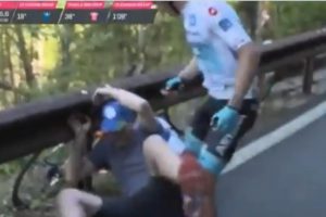 VELIKI INCIDENT: Biciklista pretukao navijača na trci ‘Điro d’Italija’ i nije kažnjen (VIDEO)