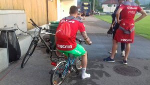 HIT VIDEO: Zvezdin golman sa utakmice otišao na minijaturnom dečijem biciklu (VIDEO)