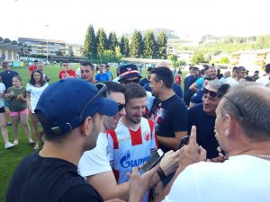 ZVEZDAŠI ULETELI NA TEREN: Dva srećnika su sa njega izašli u dresovima svojih ljubimaca (FOTO)