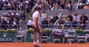 DELUJE KAO MIRAN ČOVEK: Evo šta se dogodi kad Federer ‘pukne’ (VIDEO)