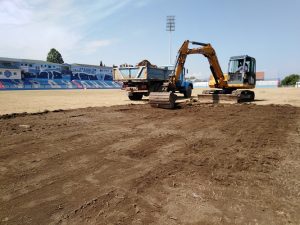 U SURDULICI SE RADI PUNOM PAROM: Radnik uskoro sa novom travnatom podlogom