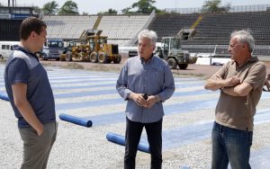 RADNO JE U HUMSKOJ: Nova trava čeka postavljanje, montiraju se i grejači (FOTO)