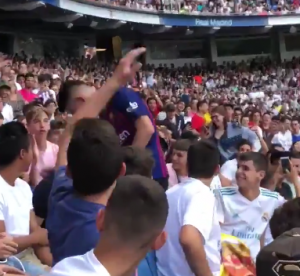 LUDI VIDEO DANA: Na Realovo predstavljanje Azara došao u dresu Barselone! (VIDEO)