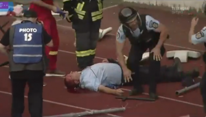 ŠOKANTNE SCENE U RUMUNIJI: Navijači napravili haos, policajac bez svesti ležao u lokvi krvi! (VIDEO)