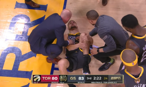 TRAGIČAN KRAJ KLEJA TOMPSONA: Pokidao ligamente, krenuo u svlačionicu, vratio se da pogodi bacanja, ali… (VIDEO)