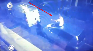 MRTAV PIJAN: Vesli Snajder uništio tuđ auto – uhvaćen kako sedi na krovu i šutira šoferšajbnu (VIDEO)