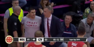 LUDA SCENA: Obezbeđenje nije uspela da udalji navijača iz dvorane, jeste Milan Tomić (VIDEO)