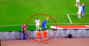 ISKALIO NERVOZU: Italijanski vezista napucao u glavu dečaka koji skuplja lopte (VIDEO)