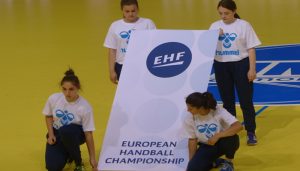 U ODLUČUJUĆEM MEČU: Deca iz opštine Štrpce gosti na utakmici sa Švajcarskom