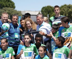 FUDBAL ZA PRIJATELJSTVO: Deca iz Srbije imala priliku da sa mališanima iz celog sveta pokažu Robertu Karlosu svoje veštine!