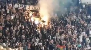 VENCI I BAKLJE: Navijači Partizana ‘prozvali’ crveno-bele uvredljivom pesmom, ‘nastavak Raće Petrovića i 2011.’ (VIDEO)