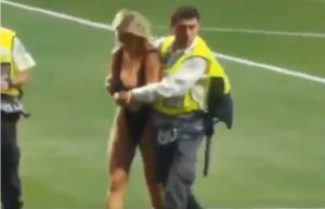NAVIJAČI UŽIVALI: Oskudno odevena, atraktivna plavuša prekinula finale Lige šampiona – iza svega stoji poznati jutjuber! (FOTO)