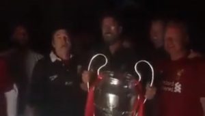 ZBOG OVOGA GA LJUDI OBOŽAVAJU: Klop ispunio obećanje nakon prošlogodišnjeg finala i otpevao pesmu sa ‘svojim pankerima’ (VIDEO)