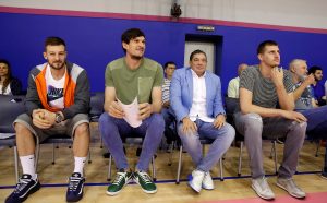 FOTO-UBOD: Dresovi Mege za Bobija i Nikolu, oni ih sigurno nositi neće, evo i zašto… (FOTO)