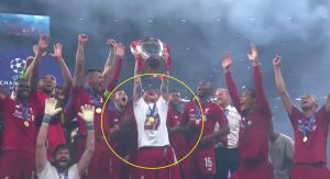 BRAVO LJUDINO: Sjajan gest defanzivca Liverpula nakon finala, sa likom poginulog Rejesa po medalju (VIDEO)