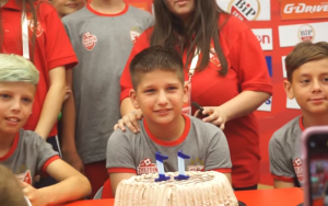 LJUBAV NE POZNAJE GRANICE: Zbog Zvezde došao u Beograd čak iz Ohaja (VIDEO)