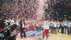 CRVENO-BELO SLAVLJE: Medalje šampionima dodelio legendarni srpski glumac (VIDEO)