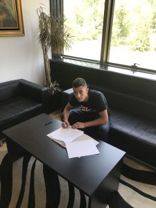 CRNO-BELI BRINU O MLADIMA: Biser Partizana potpisao profesionalni ugovor!