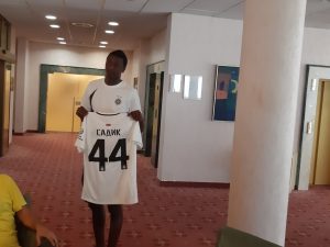 PROGOVORIO SRPSKI I ODUŠEVIO GROBARE: Umar Sadik najavio golove i poručio – ‘Nadam se da ću biti bolji od Tariba Vesta!’ (FOTO)