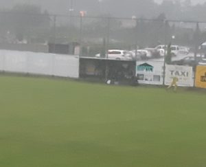 NEBO SE OTVORILO: Jaka kiša, grmljavina i vetar igraju protiv Partizana (VIDEO)