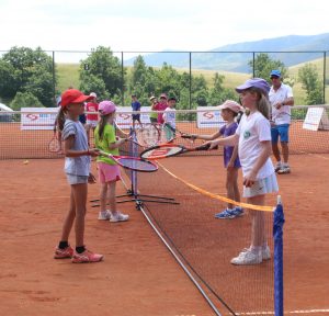 ŠKOLA TENISA: Deca uživala na Zlatiboru (FOTO)