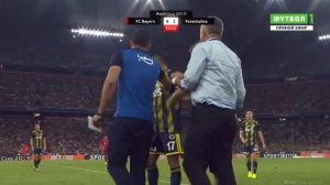 OBRUKAO SE FENER: Navijači mu zviždali, on se naljutio i izašao sa terena, menadžer ga jedva vratio (VIDEO)