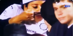 OD OVOGA NEMA DALJE: Gol, eksplozija na stadionu – a navijač slavi sa kokainom! (VIDEO)