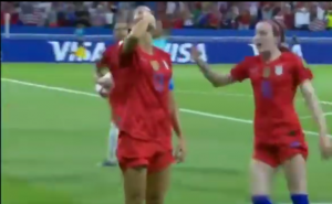 ČAJ POSVAĐAO SVET: Aleks Morgan jednim potezom naljutila celu englesku (VIDEO)