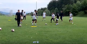 MILOŠEVIĆ U ‘ŠEVI’ SA IGRAČIMA: Sejduba Suma se majstorski poigrao sa trenerom i Stojkovićem (VIDEO)